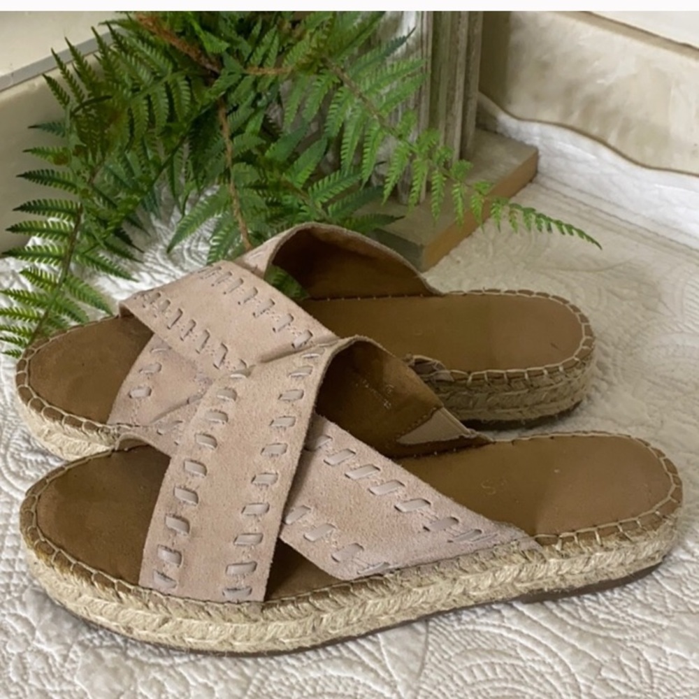 AEROSOLES 7.5 Rose Gold Suede Bone Slide Sandals